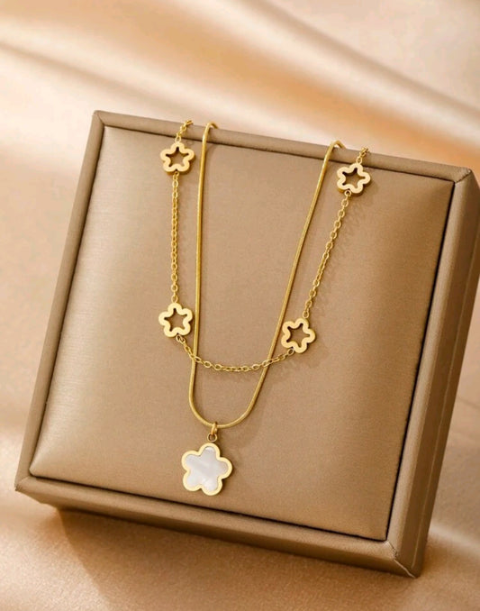 FLOWER PENDANT NECKLACE